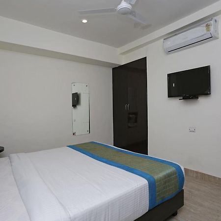 Hotel The Westend Green New Delhi Exterior photo