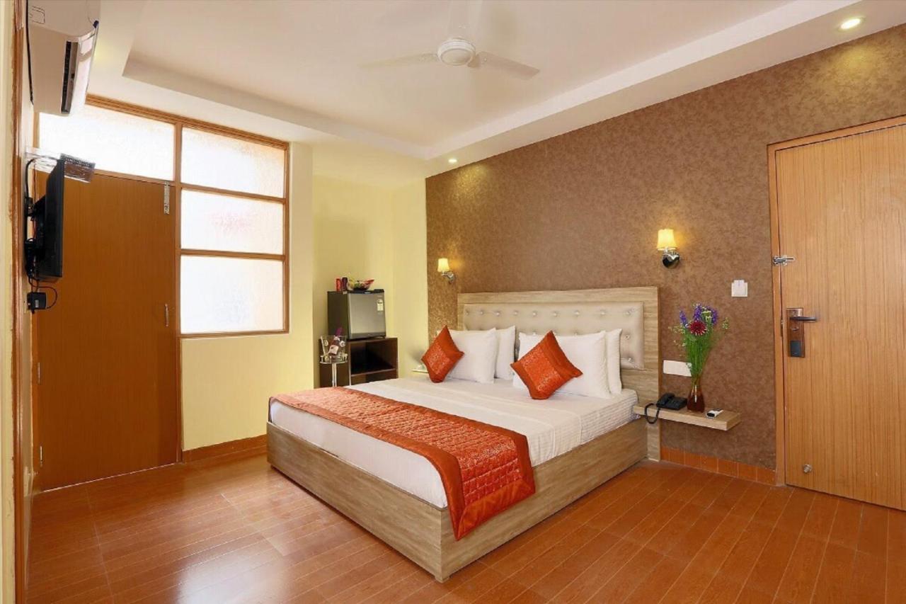 Hotel The Westend Green New Delhi Exterior photo