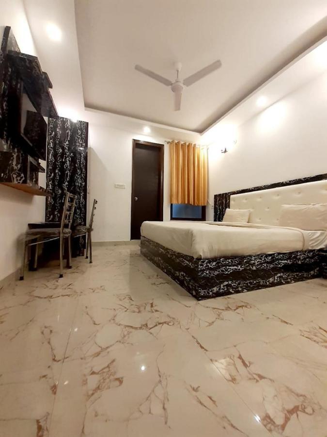 Hotel The Westend Green New Delhi Exterior photo