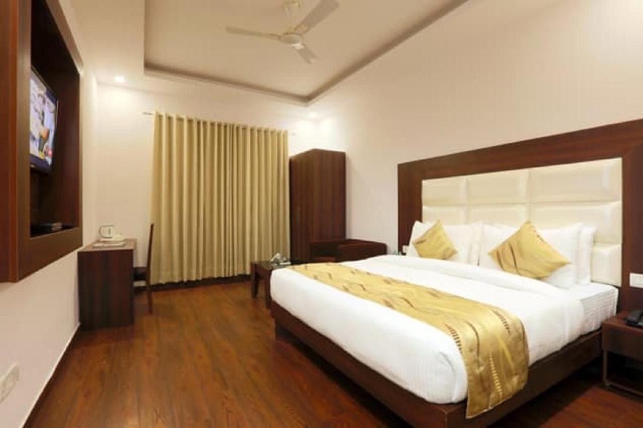 Hotel The Westend Green New Delhi Exterior photo