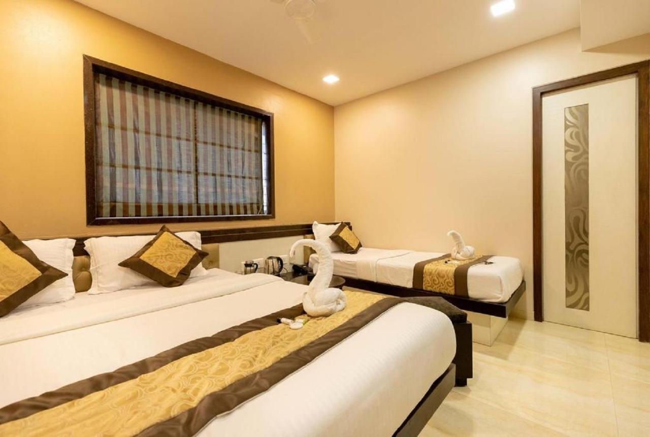 Hotel The Westend Green New Delhi Exterior photo