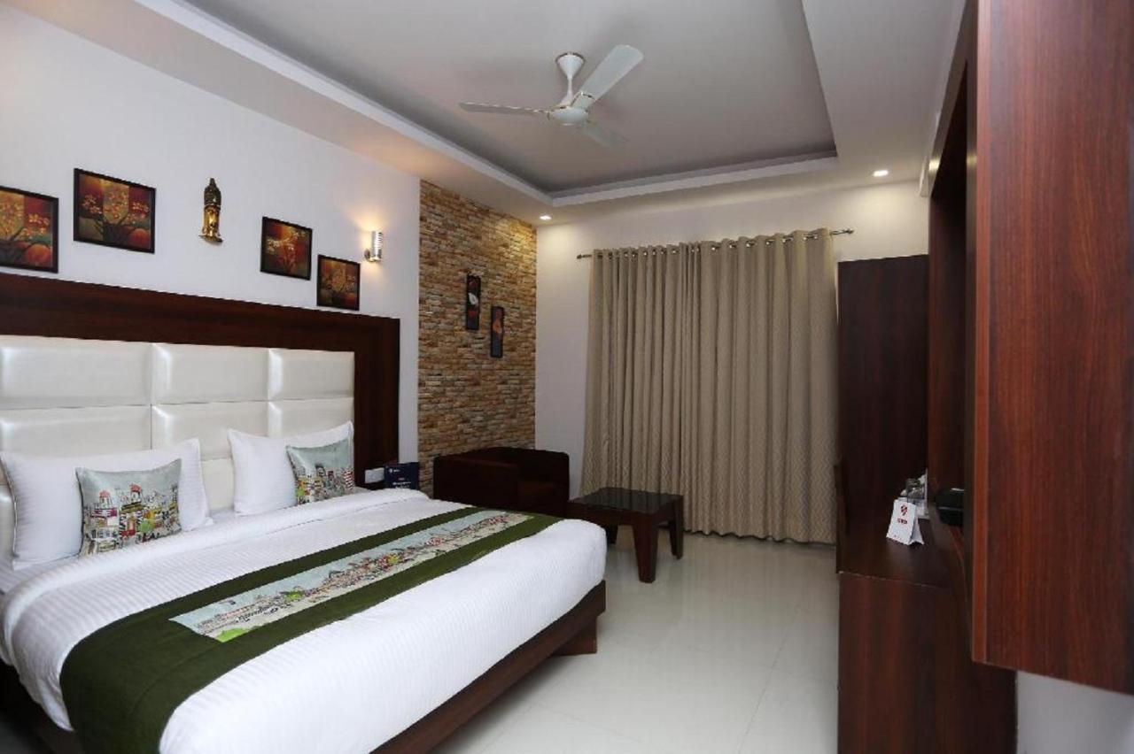 Hotel The Westend Green New Delhi Exterior photo