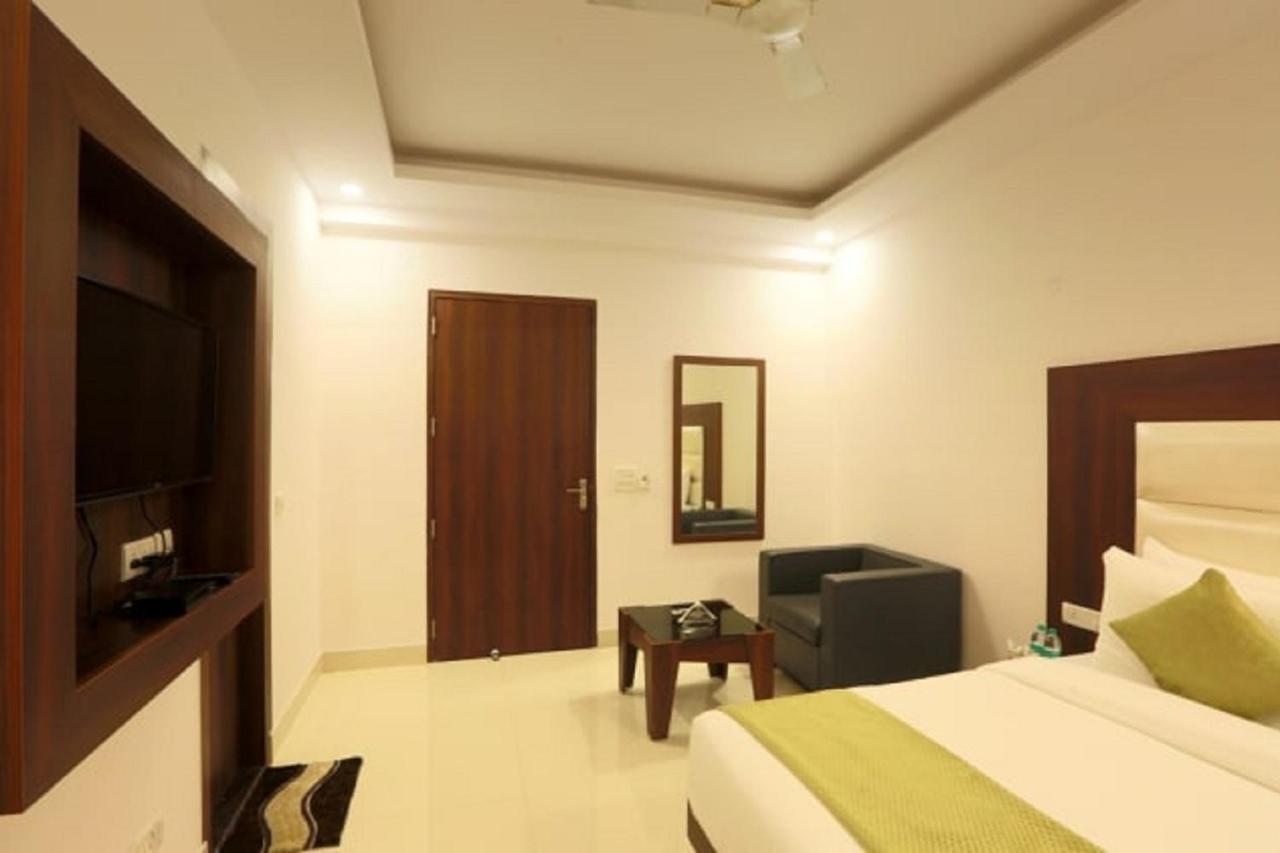Hotel The Westend Green New Delhi Exterior photo