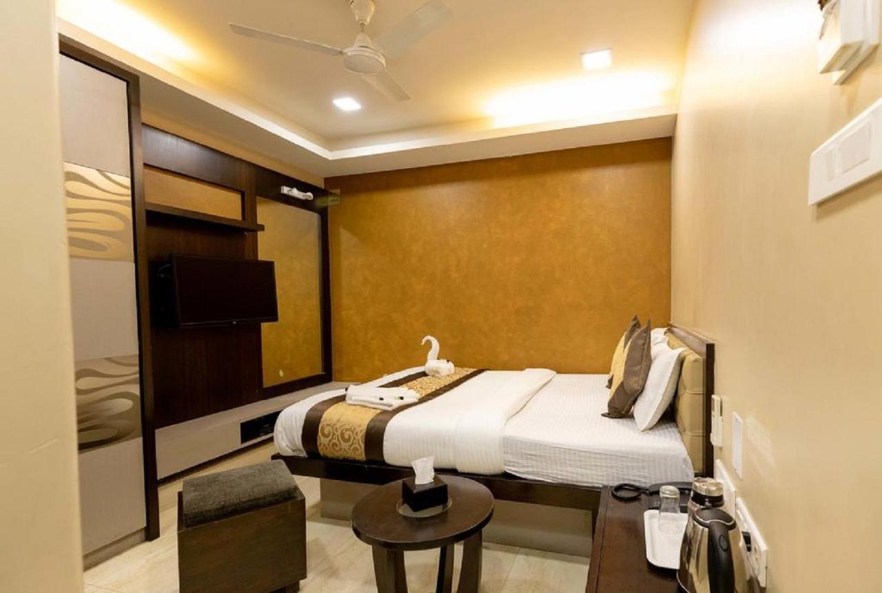 Hotel The Westend Green New Delhi Exterior photo