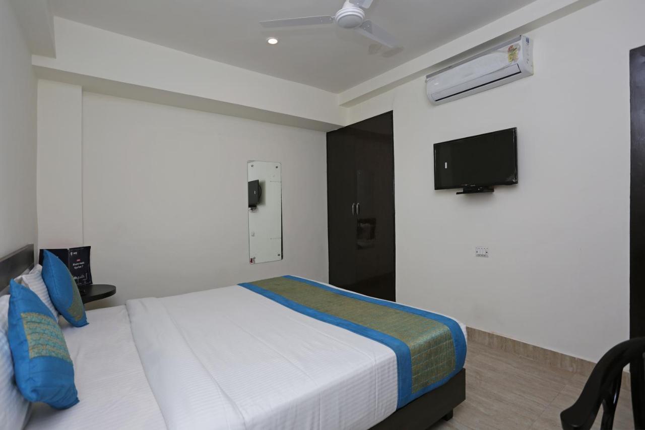 Hotel The Westend Green New Delhi Exterior photo