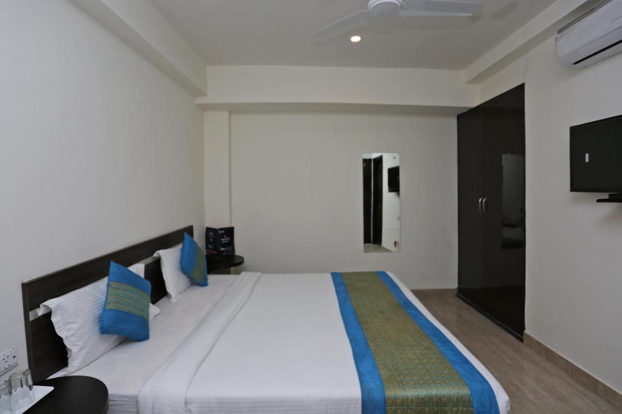 Hotel The Westend Green New Delhi Exterior photo