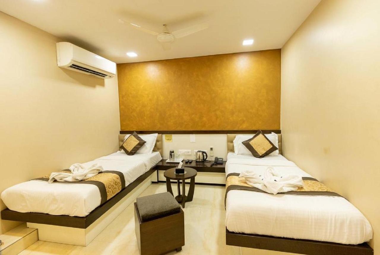Hotel The Westend Green New Delhi Exterior photo